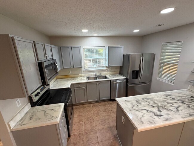 Foto del edificio - Beautiful 3-bedroom, 2.5-bathroom townhome