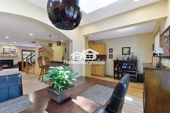 Foto del edificio - Available now! - Beautiful Minnetonka Townhome with office-loft, tucked into wooded lot