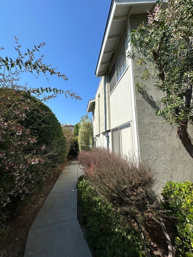 Building Photo - CHARMING 2-BEDROOM TOWNHOME IN GENESEE HIG...