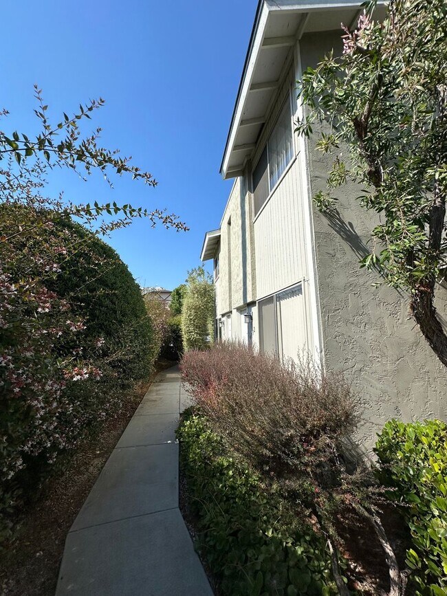 Foto del edificio - CHARMING 2-BEDROOM TOWNHOME IN GENESEE HIG...