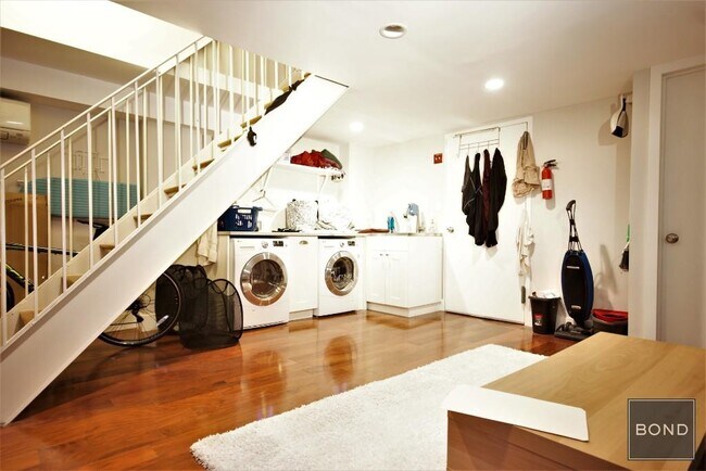 Foto del edificio - Stunning Triplex with finished basement an...