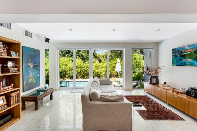 Foto del edificio - 260 Shore Dr S
