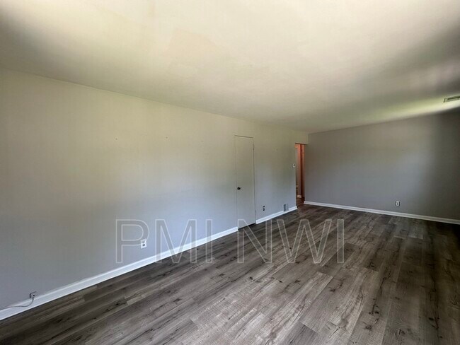 Building Photo - 8033 Maple Ave