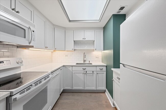 Building Photo - 40 E Delaware Pl