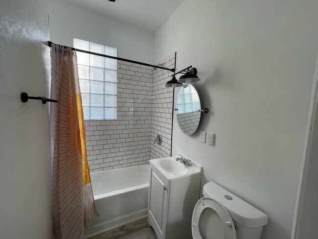 Foto del edificio - Newly Remodeled 6 Bedroom Eastside Upper Unit
