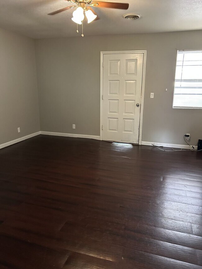 Foto del edificio - 1303 E 9th St