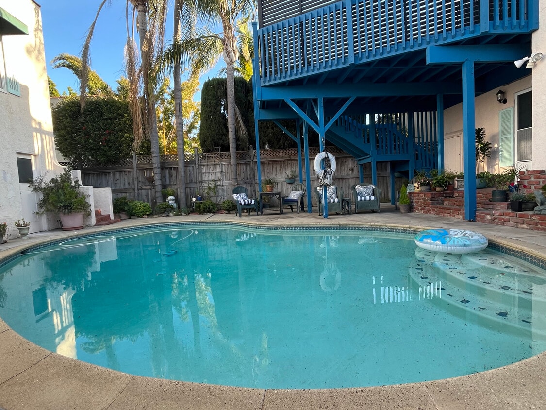 Courtyard Pool - 666 Quincy Ave (Long Beach, CA)