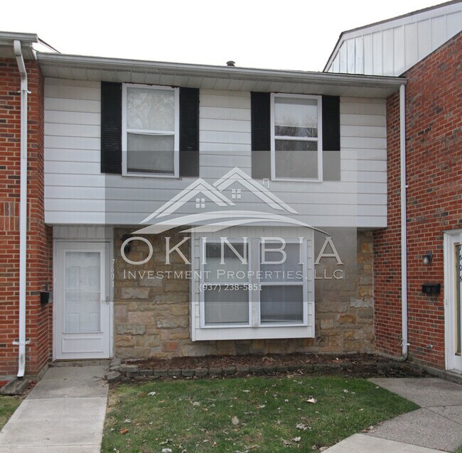 Building Photo - Beautifully renovated 3 bedroom 1.5 townhouse