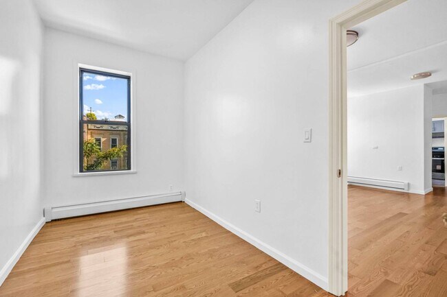 Foto del edificio - 71-32 Fresh Pond Rd