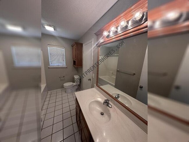 Building Photo - 325 W Strasburg Way Mustang, OK 73064