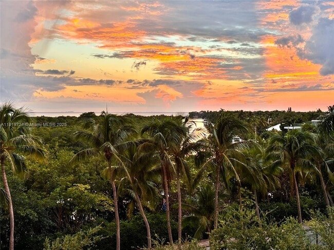 Foto del edificio - 1121 Crandon Blvd