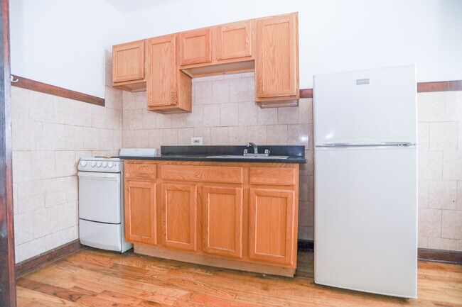 Foto del edificio - 4027 W Irving Park Rd