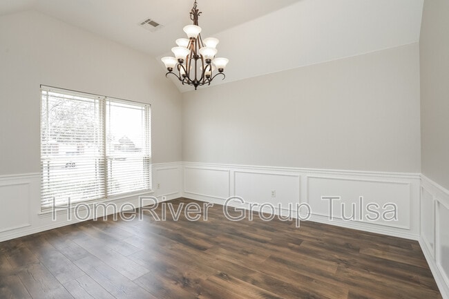 Building Photo - 13313 E 43rd St