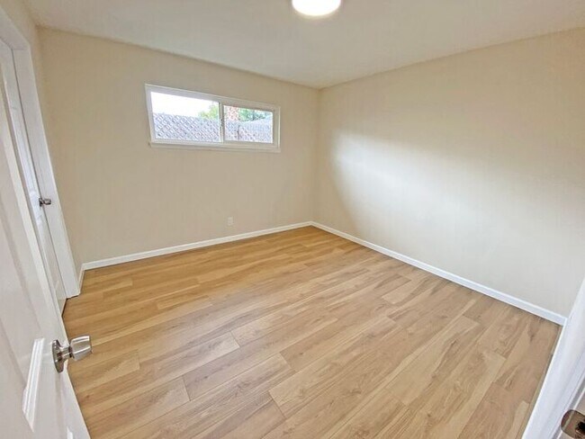 Building Photo - 1026 Luther Ave - Beautifully Remodeled Un...