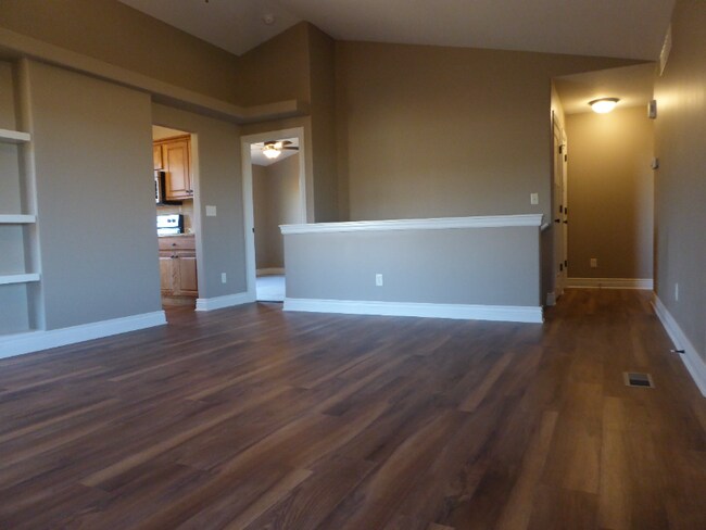 Building Photo - 2102 E Cedar Tree St