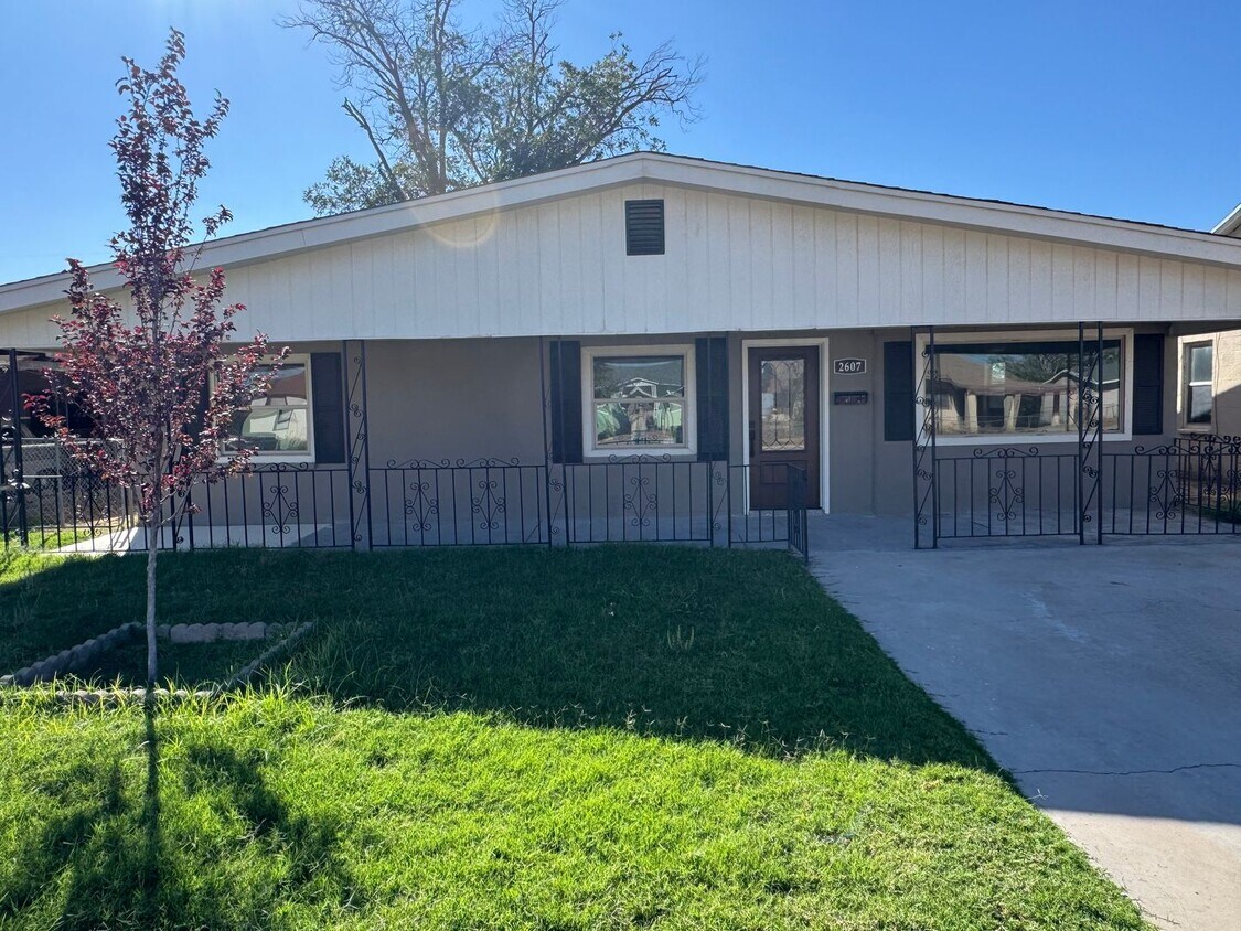 Foto principal - 4 Bed 2 Bath Home