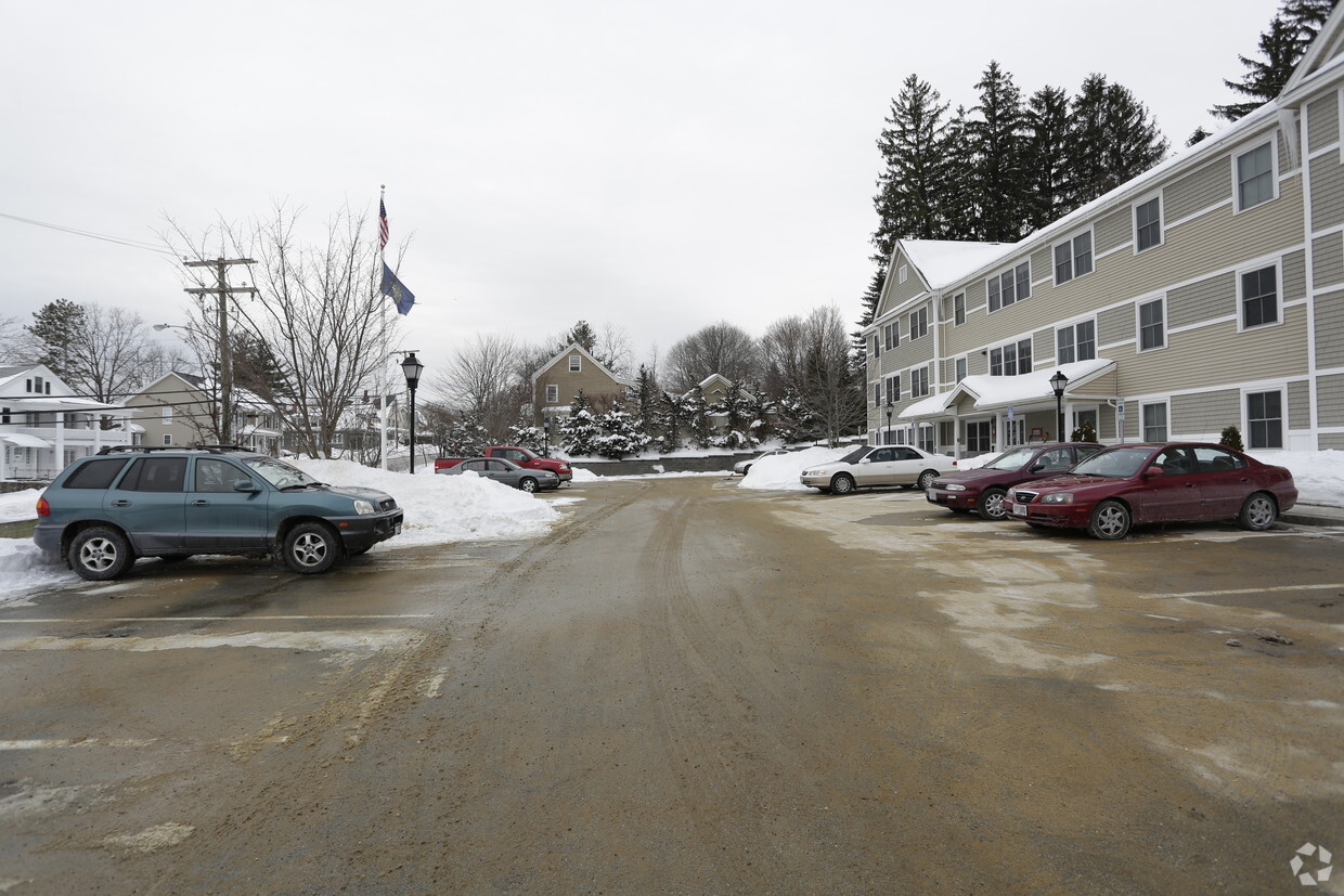 Building Photo - Derryfield Village