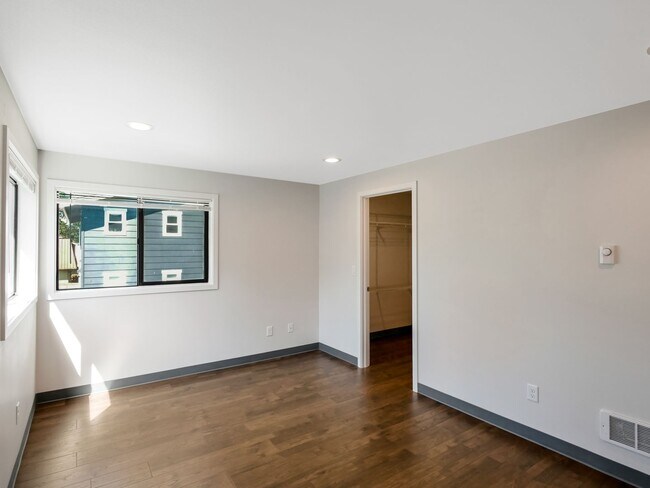 Building Photo - 2 BED & 1.5 BATH DUPLEX FOR RENT