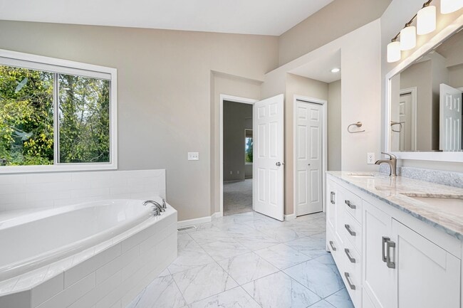 Foto del edificio - Spacious 5 Bedroom 3 Bath Home w/ 3-Car Garage and New Updates!