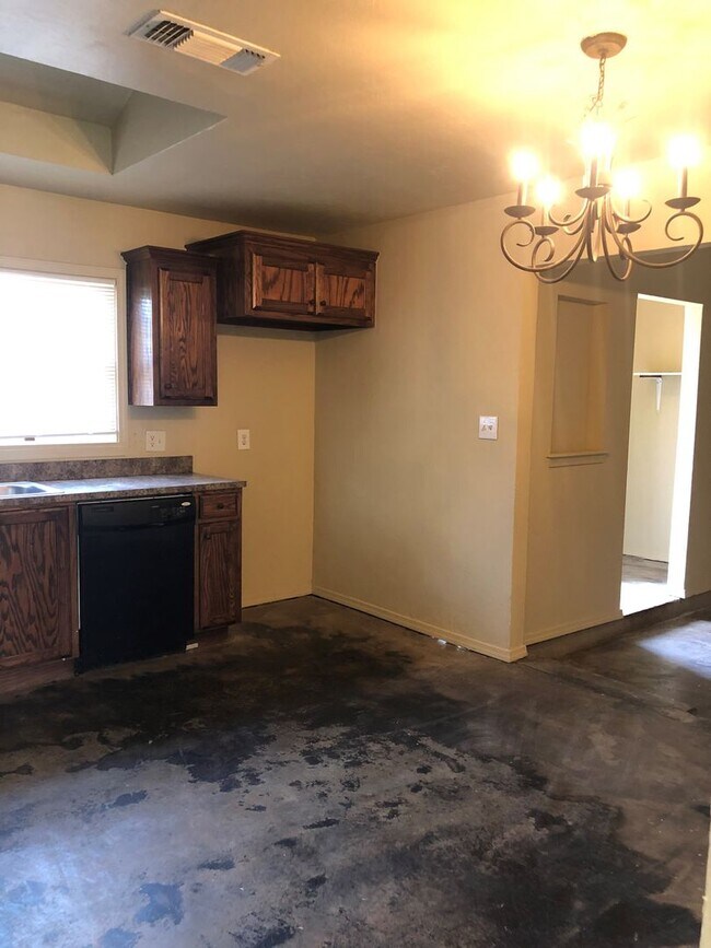 Building Photo - Charming 3Bedroom in Caprock District