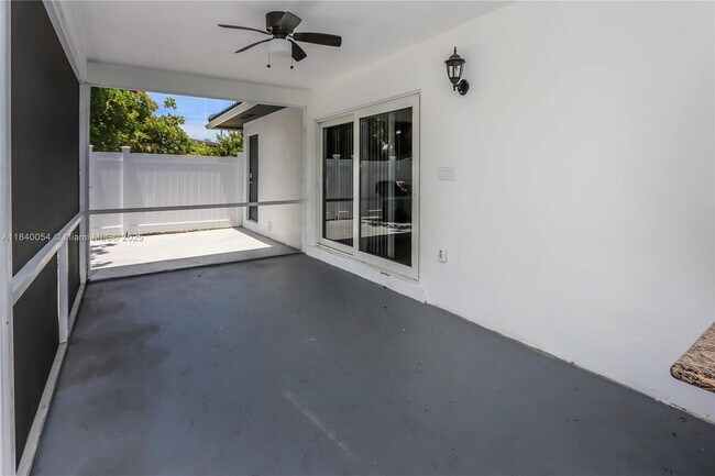 Building Photo - 1110 S 14th Ave