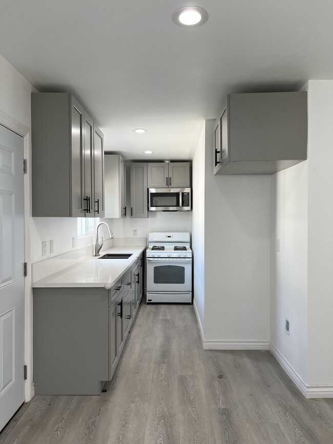 Building Photo - 8136 Walnut Dr