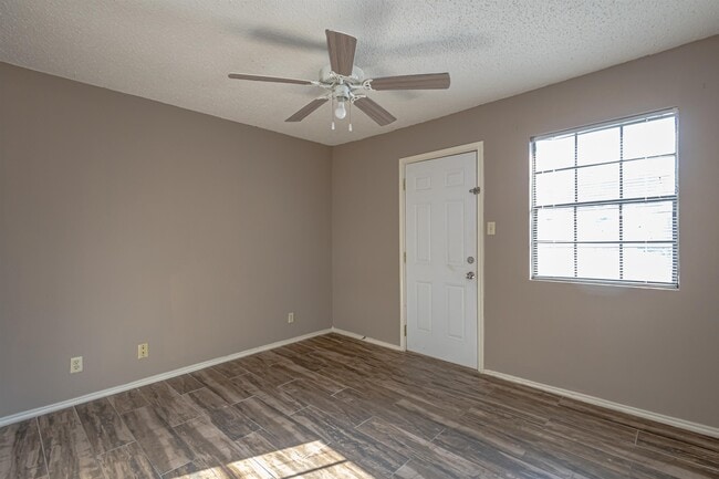 Building Photo - 104 Belaire Dr