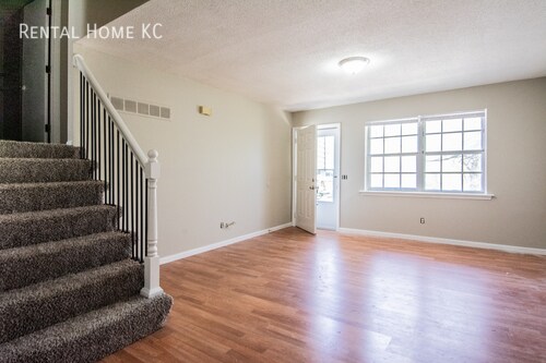 Building Photo - 3-bed / 1-bath split-level duplex w/fenced...