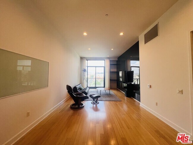 Foto del edificio - 3223 W 6th St