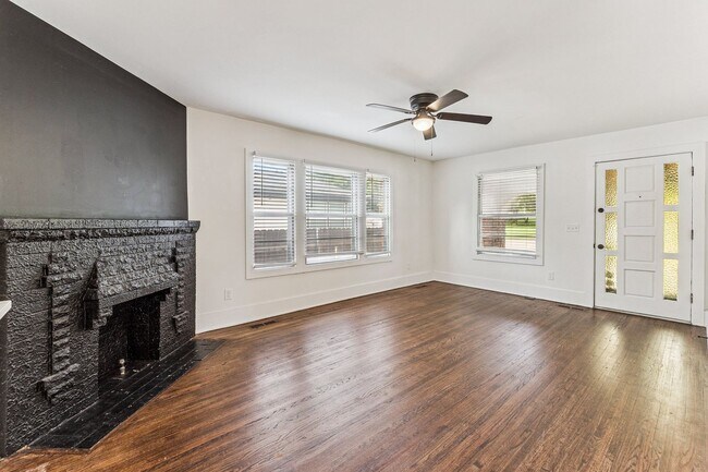 Foto del edificio - Midtown 3/2 with 2 Car Garage!