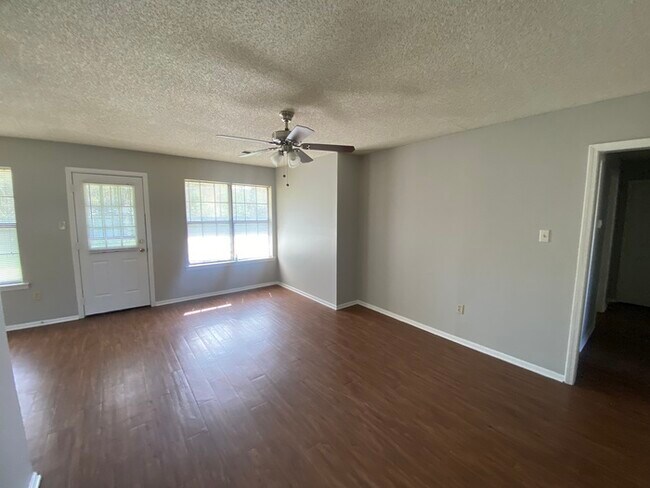 Foto del edificio - 10611 Chateau - Available Now!