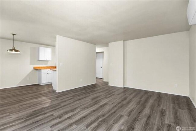 Foto del edificio - Beautifully Updated Duplex | W/D Included | Ideal for JBLM Commuters
