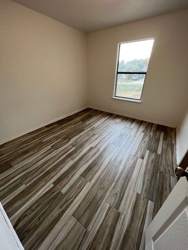 Building Photo - 3 Bed 2 Bath House with 2 Car Garage.