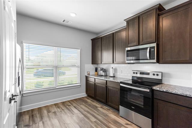 Foto del edificio - 7616 Lumber Jack Ln