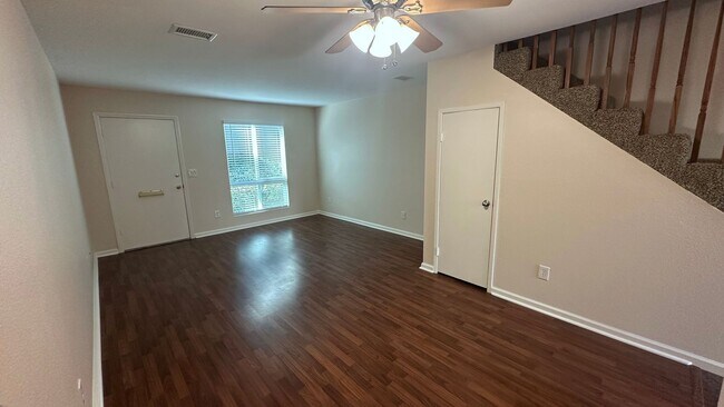 Building Photo - Large spacious 2 Bedroom in UTC