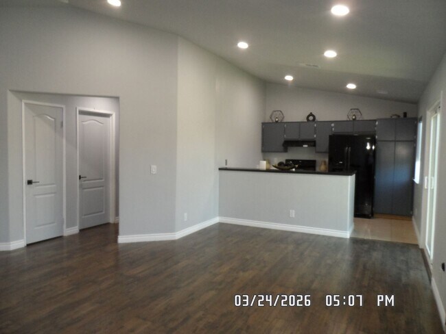 Foto del edificio - 3 Bedrooms, 2 Bathrooms, approx. 1112 sq. ft., 2 Car Garage, Solar Panels, Internet Included. Cos...