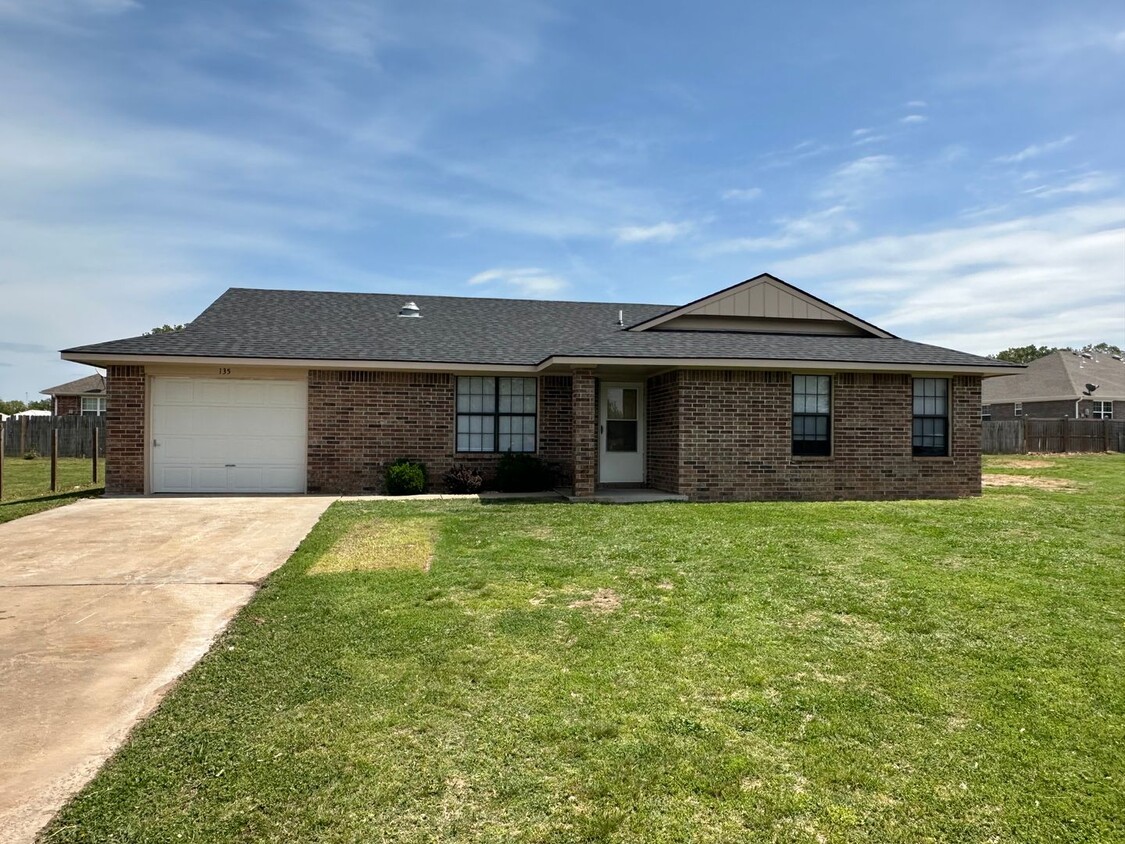 Primary Photo - 3 bedroom, 2 bath house