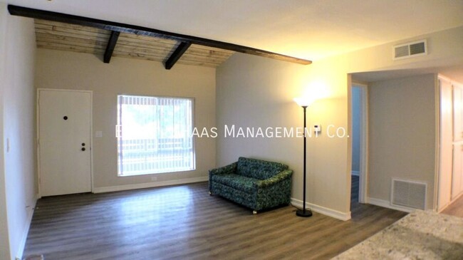 Building Photo - 3707 Country Club Dr