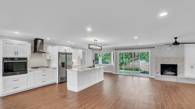 Foto del edificio - Prime Location! Fully Remodeled Home in th...