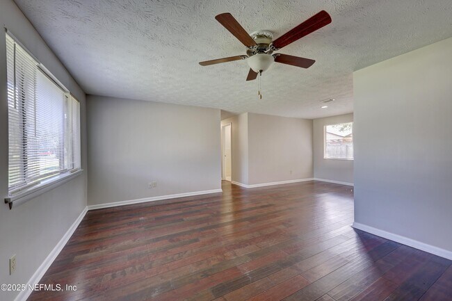 Foto del edificio - 4150 Lazy Hollow Ln N