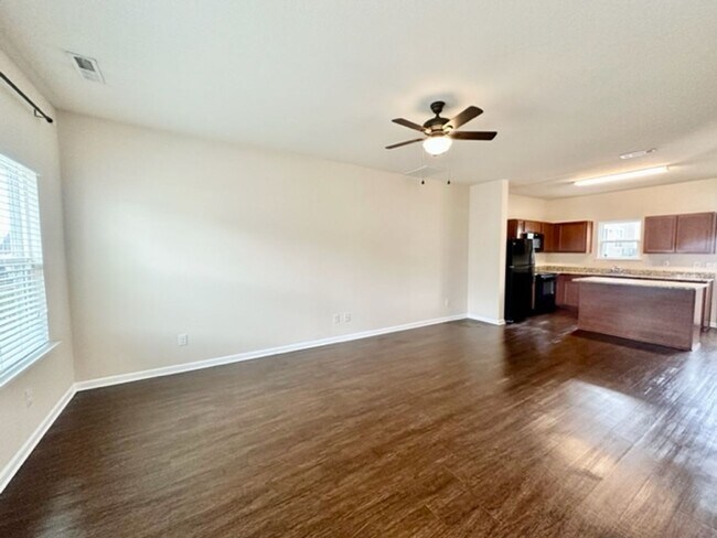 Building Photo - END UNIT-Cottages of Lake Forest!