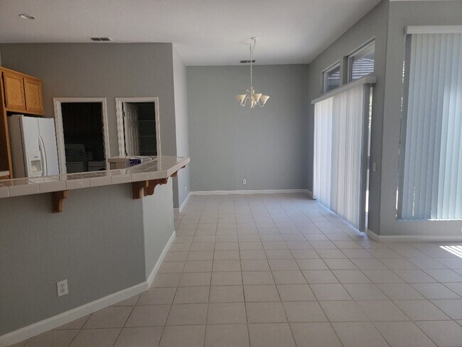 Building Photo - Beautiful single story home in gated Serrano