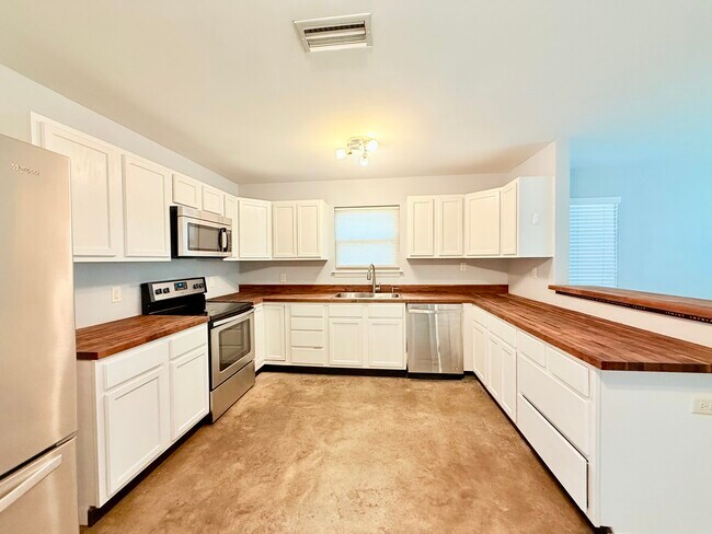 Foto del edificio - 17048 Harry Jones Rd