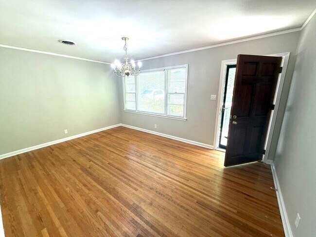 Foto del edificio - ** 3 bed 1 bath located in Forest Hills ** Call 334-366-9198 to schedule a self showing