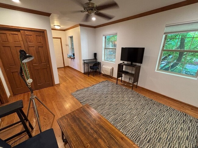 Building Photo - Modern Rogers Park 1 Bed Apartment