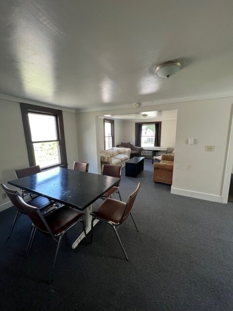 Building Photo - 9 William St