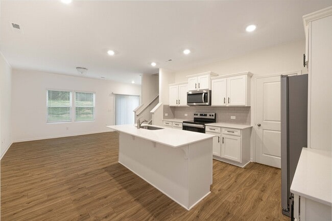 Building Photo - 3BD Townhome Walking Distance to Downtown READY MAY 20TH