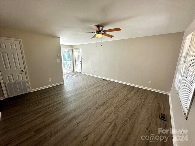 Foto del edificio - 550 Woodway Dr