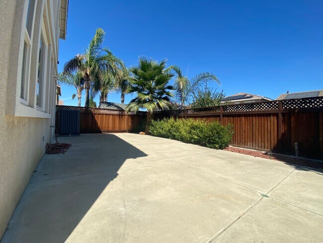 Foto del edificio - 4 Bedroom 3 Bath Lovely Home