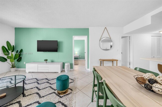 Foto del edificio - 2345 NE 135th St